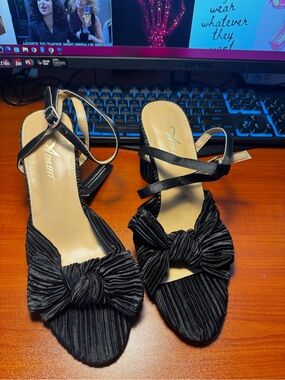 NWT Black Pleated Bow 4” Block Heel Sandals – Size 10